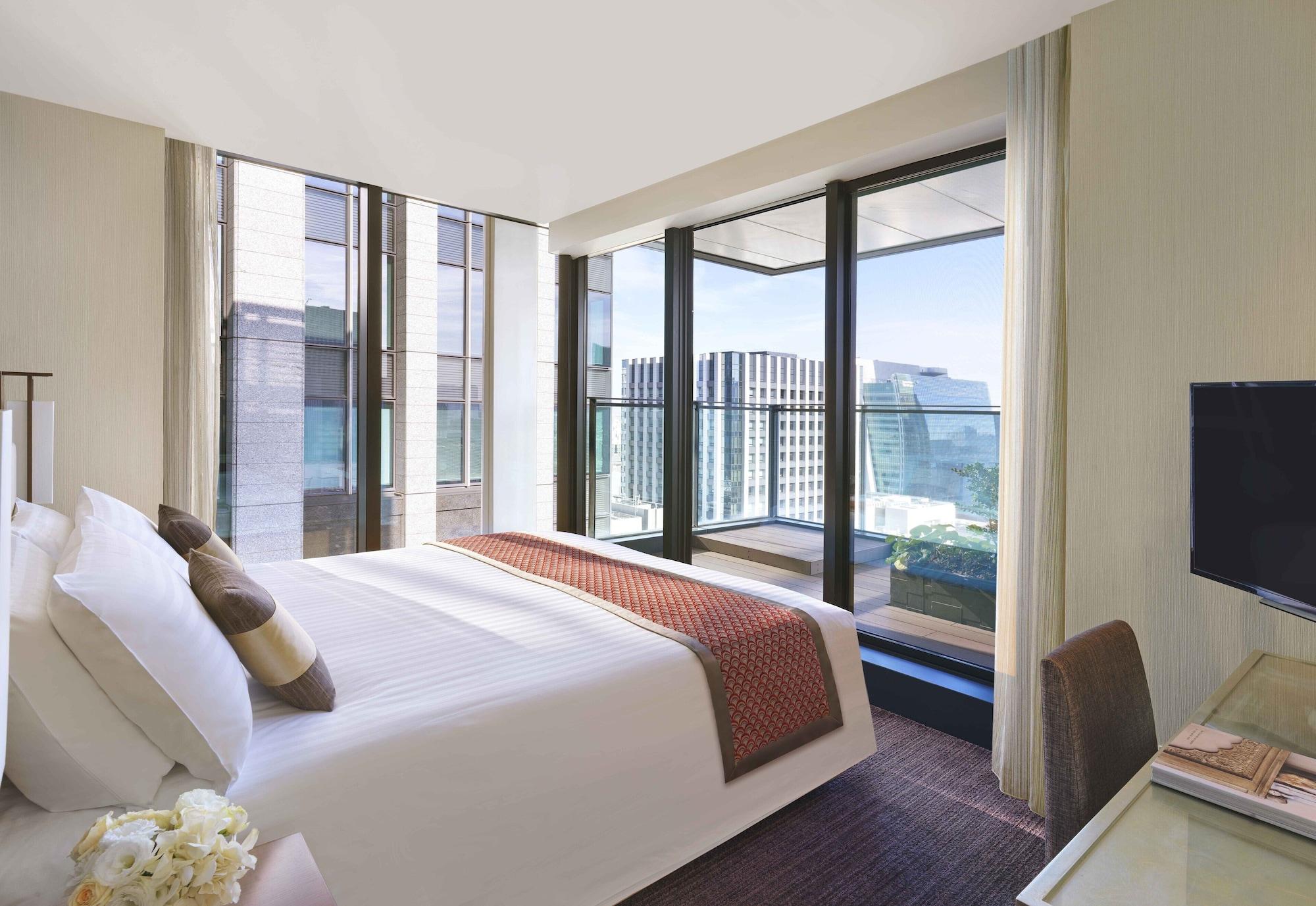 Oakwood Premier Tokyo Hotel Exterior foto A bedroom at The Ritz-Carlton, Hong Kong