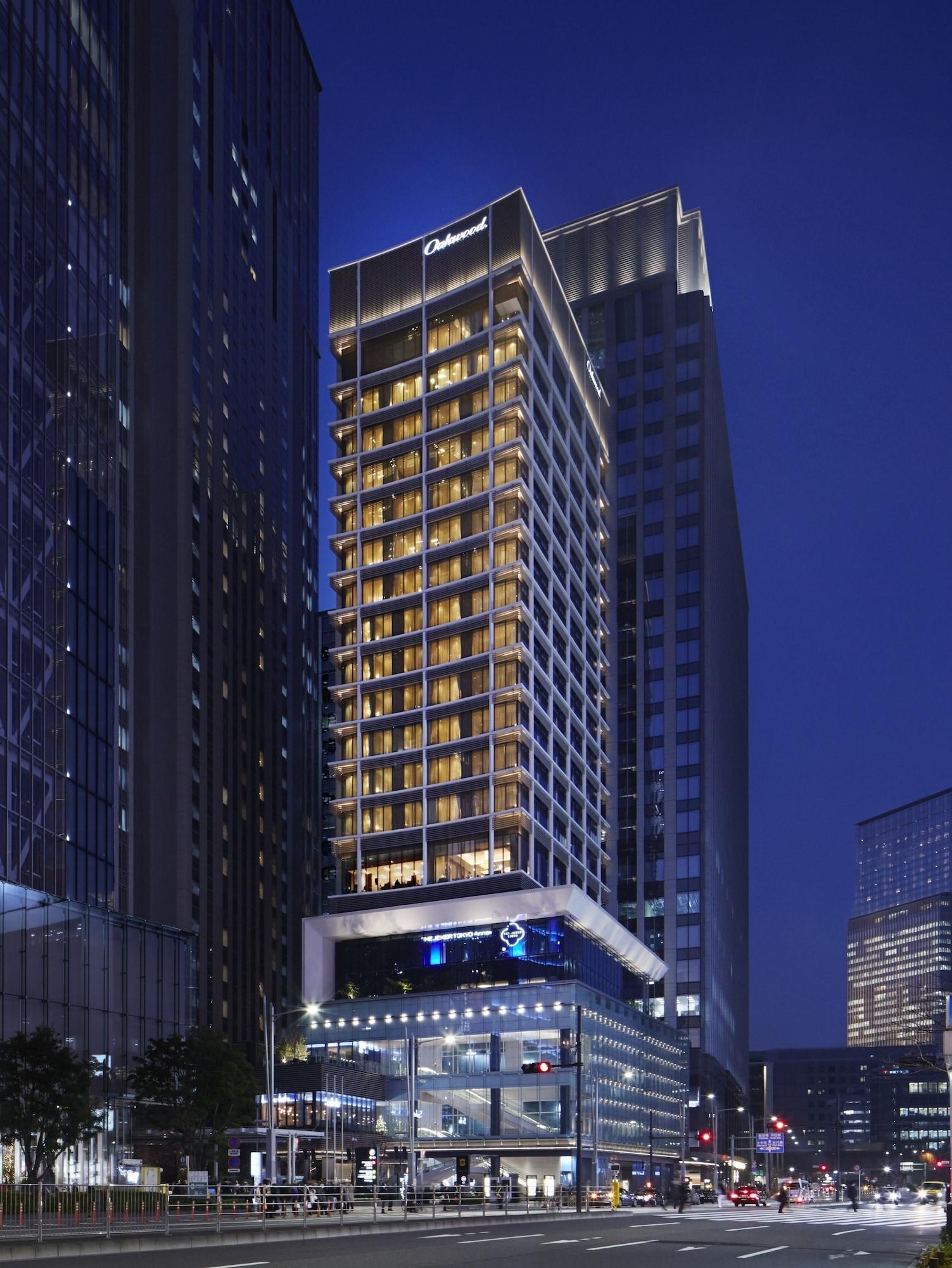 Oakwood Premier Tokyo Hotel Exterior foto The hotel at night