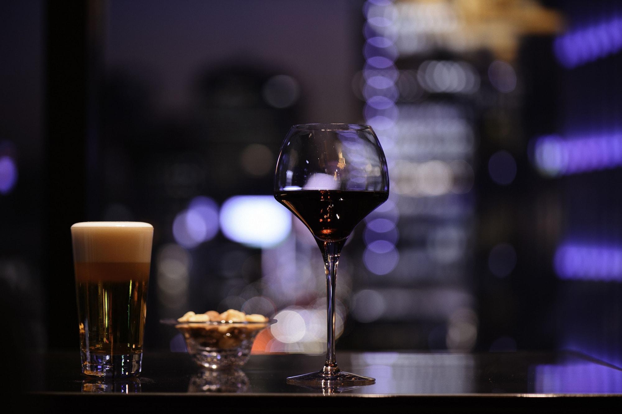Oakwood Premier Tokyo Hotel Exterior foto A glass of red wine