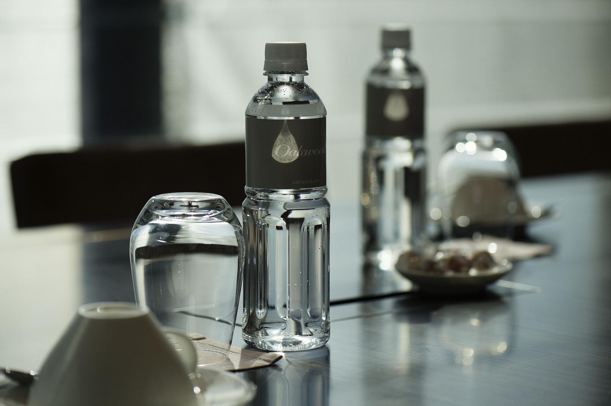 Oakwood Premier Tokyo Hotel Exterior foto A bottle of water