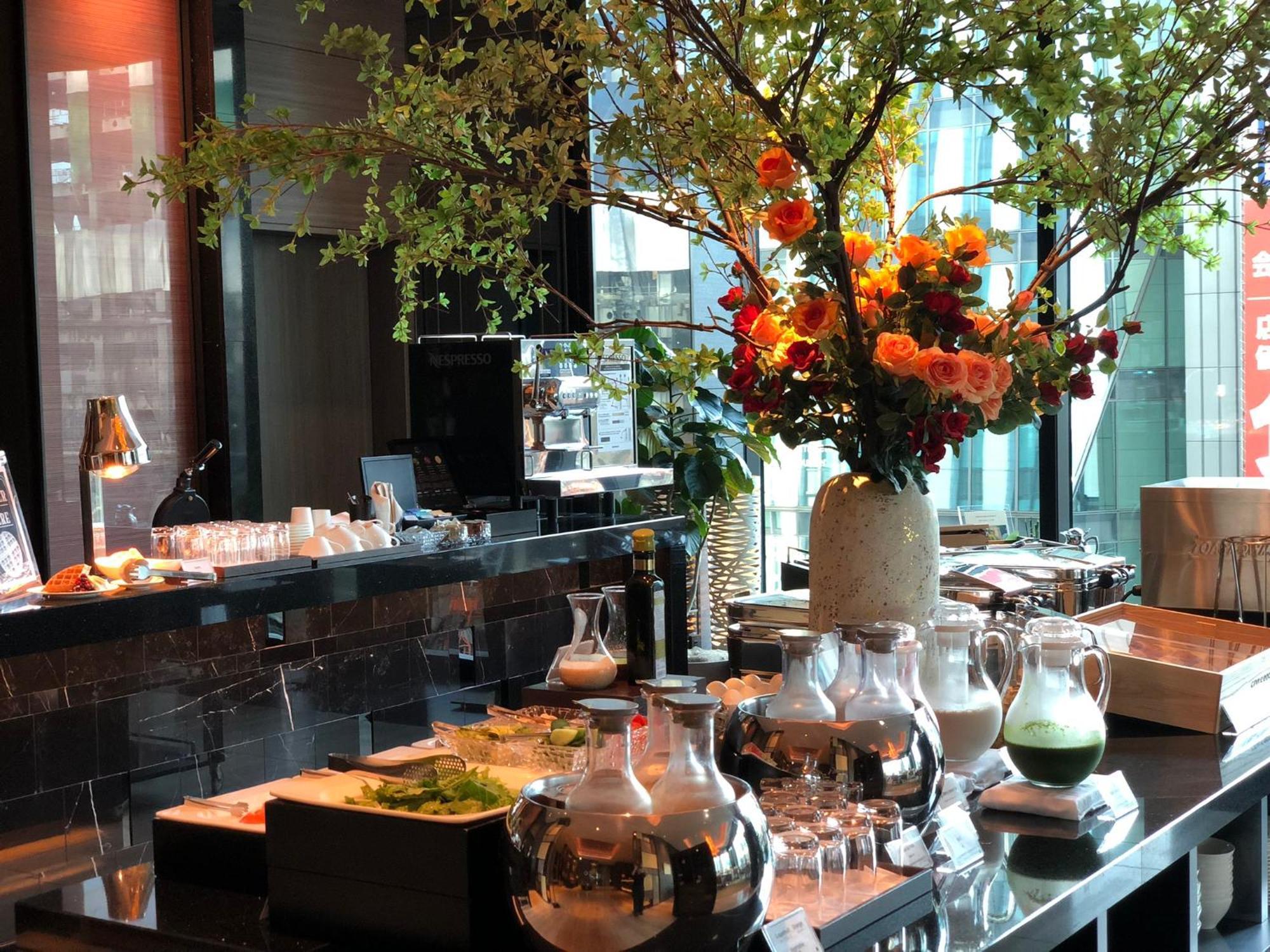 Oakwood Premier Tokyo Hotel Exterior foto The bar at the restaurant