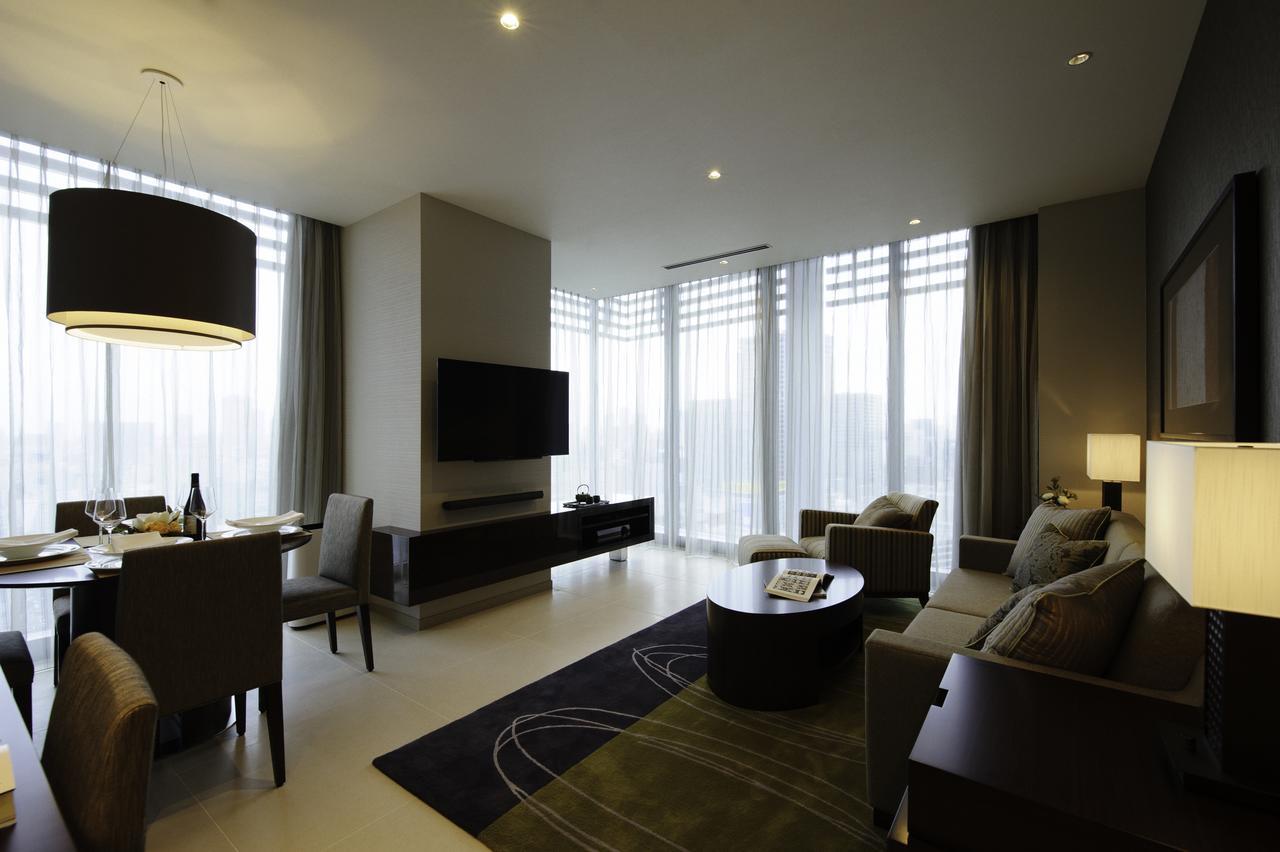 Oakwood Premier Tokyo Hotel Exterior foto A living room in a suite at the hotel