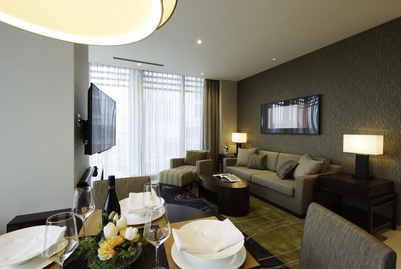 Oakwood Premier Tokyo Hotel Exterior foto A living room in a suite at the hotel