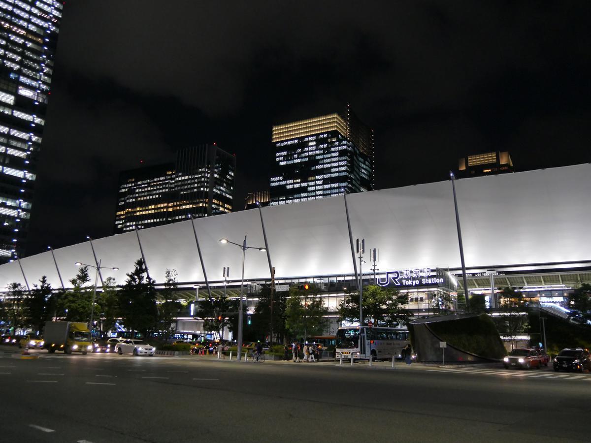 Oakwood Premier Tokyo Hotel Exterior foto The station at night
