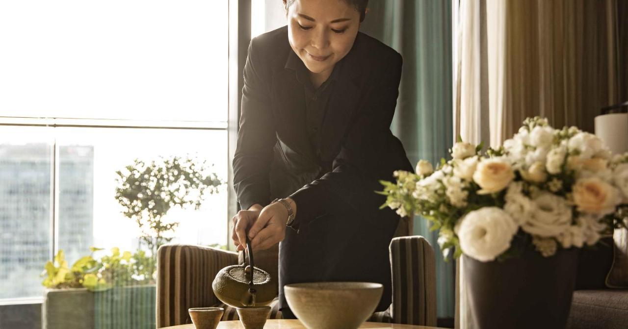 Oakwood Premier Tokyo Hotel Exterior foto A Thai woman pouring tea